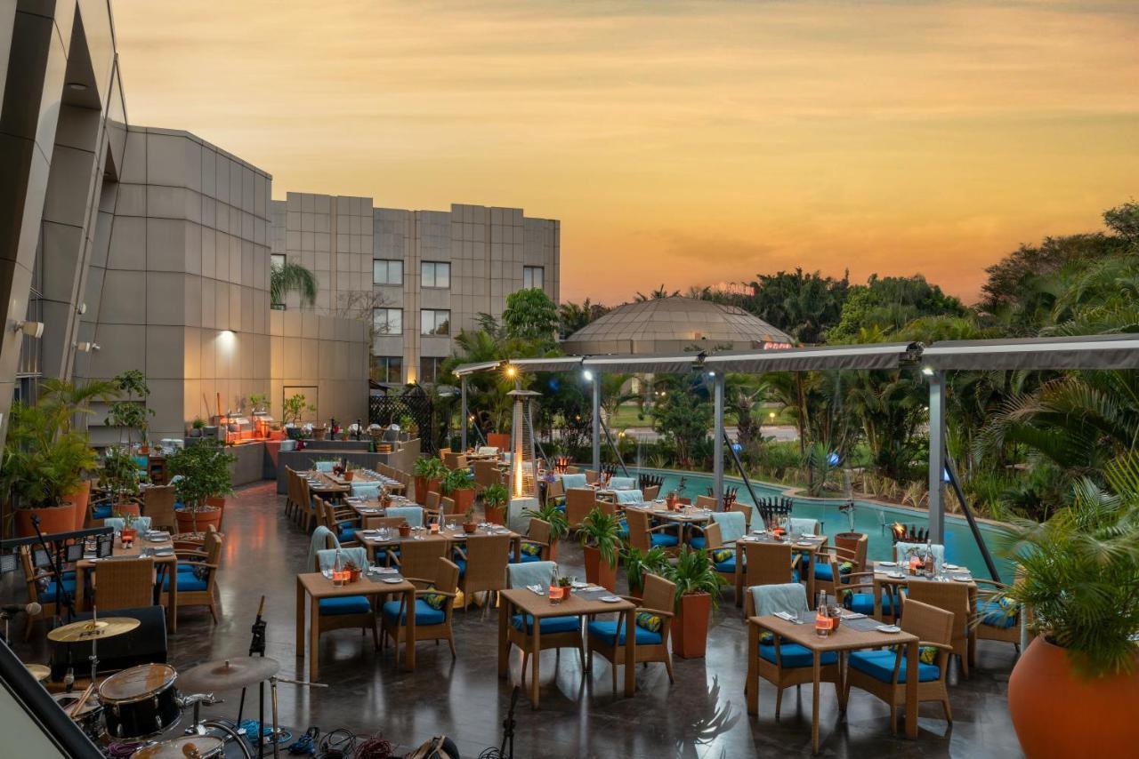 Radisson Blu Hotel Lusaka Zewnętrze zdjęcie The Pool Bar